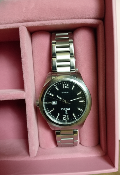 Montre argentée élégante