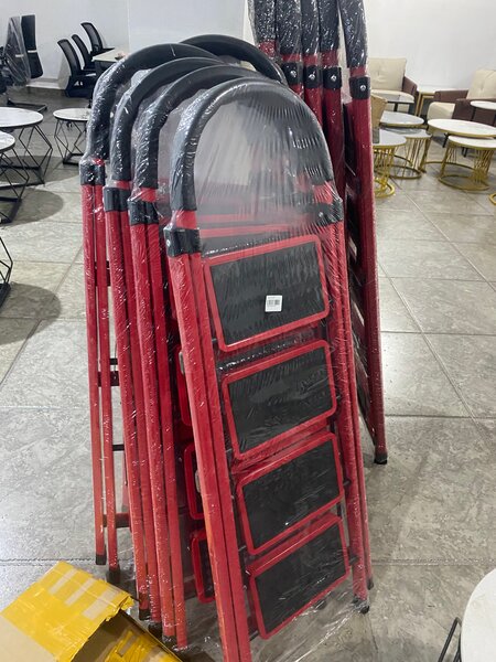 Escabeau pliant rouge résistant