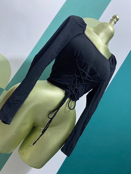 Top élégant noir à lacets