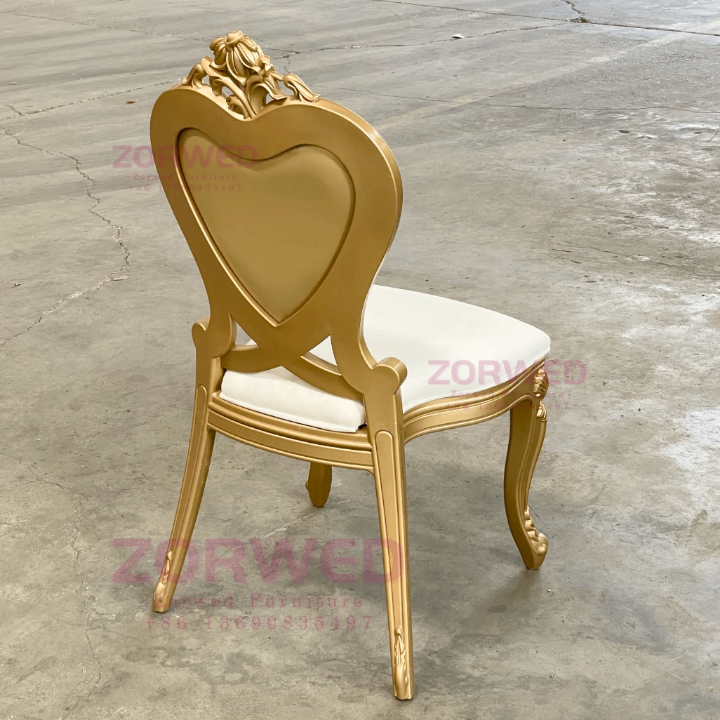 Chaise décorative dorée