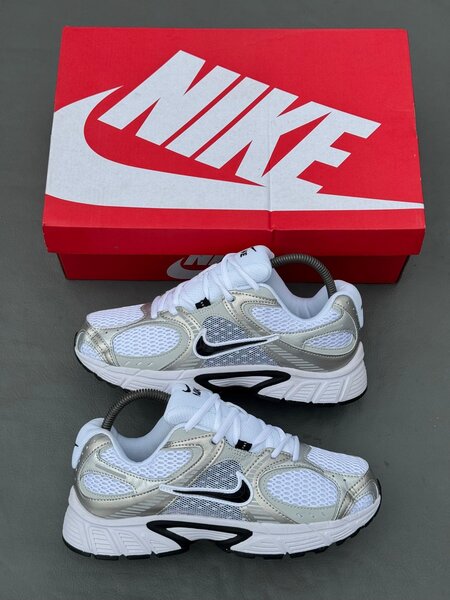 Nike Sneakers Blanc et Argent