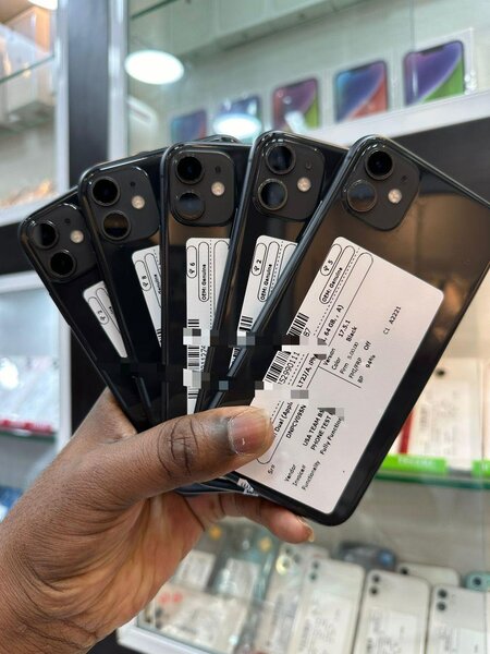 iPhone 11 quasi neuf 64 go (colis )