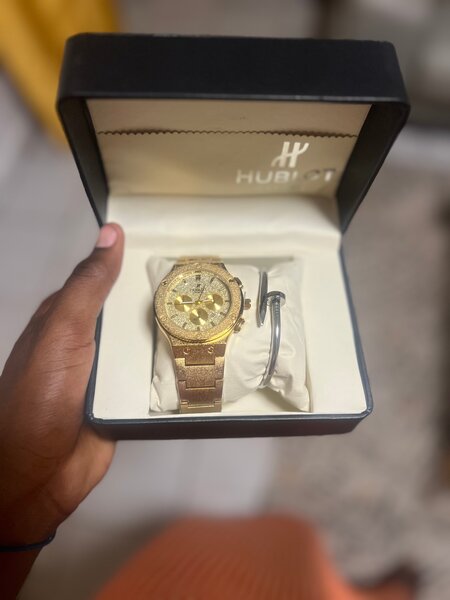 Montre luxe dorée Hublot