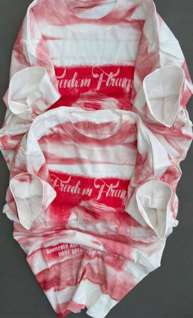 T-shirts rayés en tie-dye