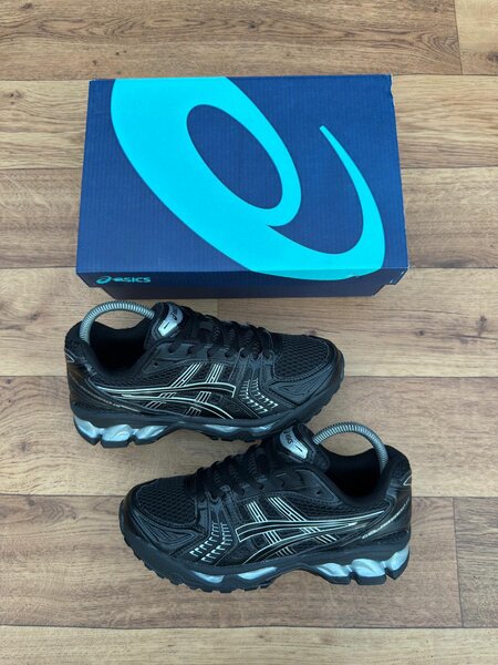 Chaussures de sport noires Asics