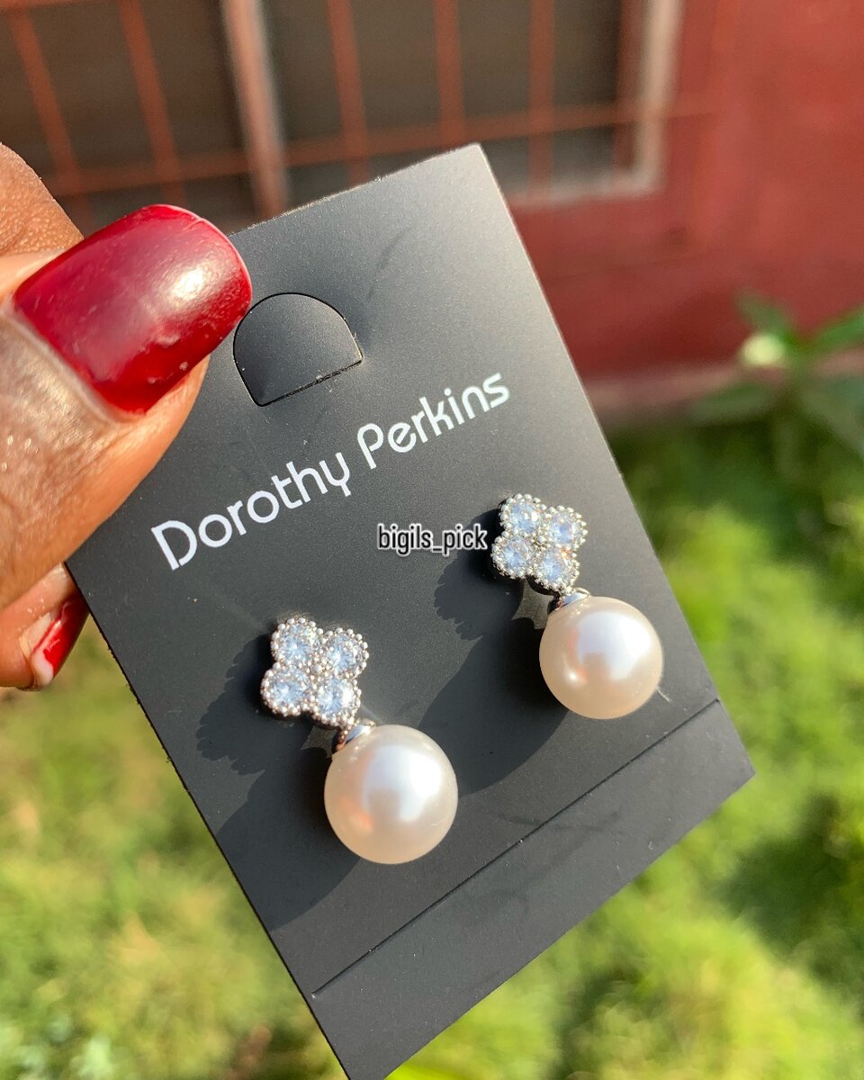 Pearl drop earring