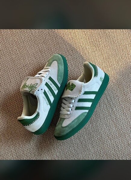 Baskets vertes et blanches