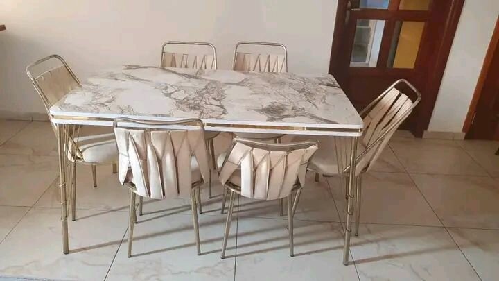 Ensemble table et chaises modernes