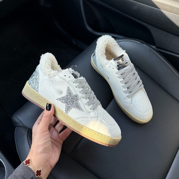 Стильные кроссовки