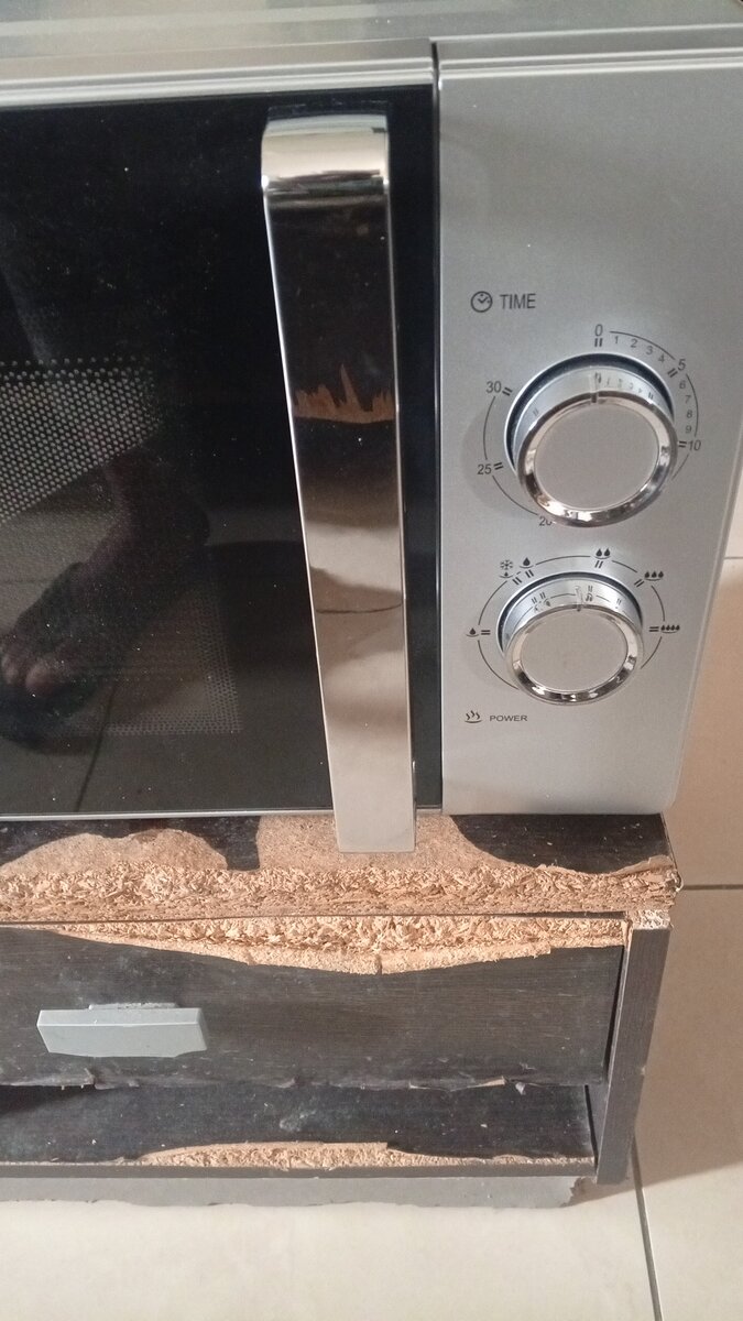 Four micro-ondes compact moderne