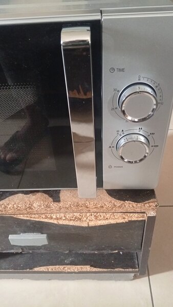 Four micro-ondes compact moderne