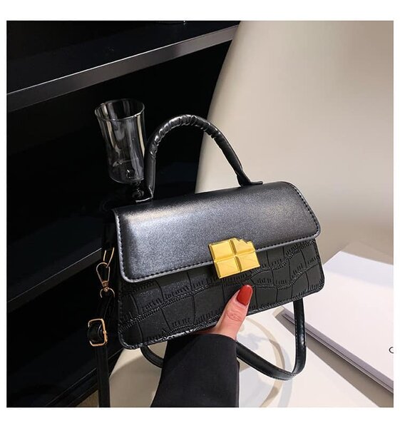 Stylish and fashionable women's bag black