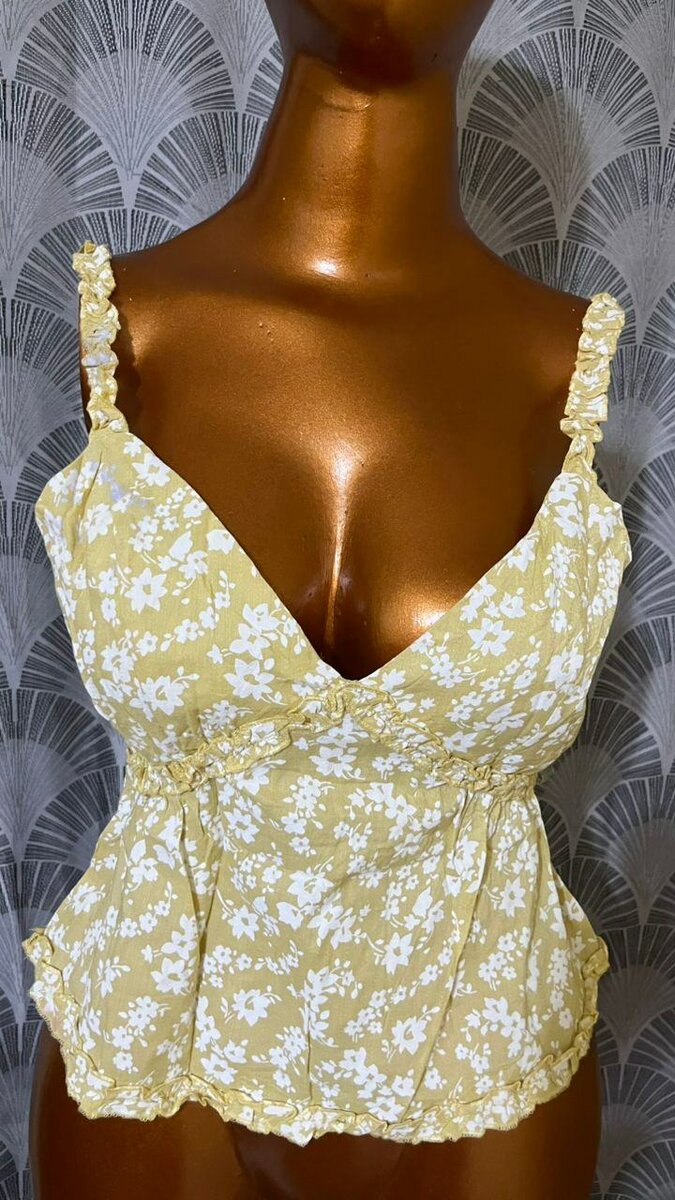 Top fleuri à fines bretelles