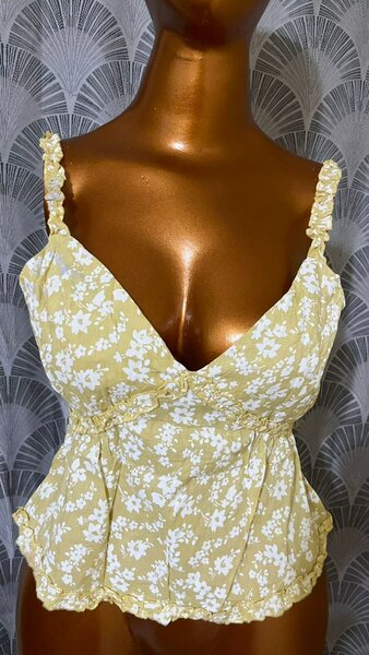 Top fleuri à fines bretelles