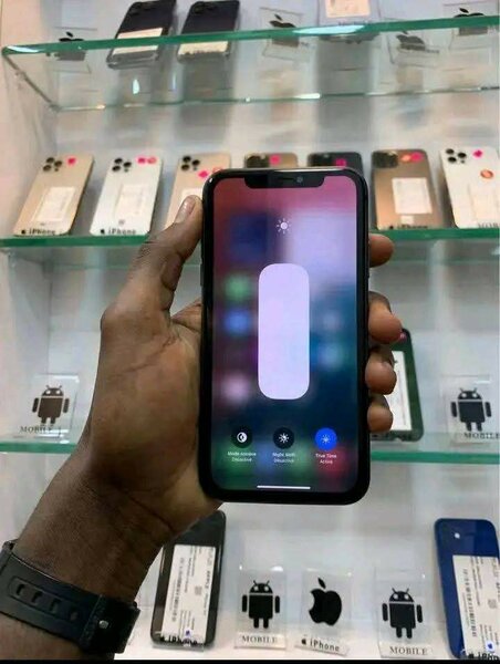 iPhone 11 noir 64Go