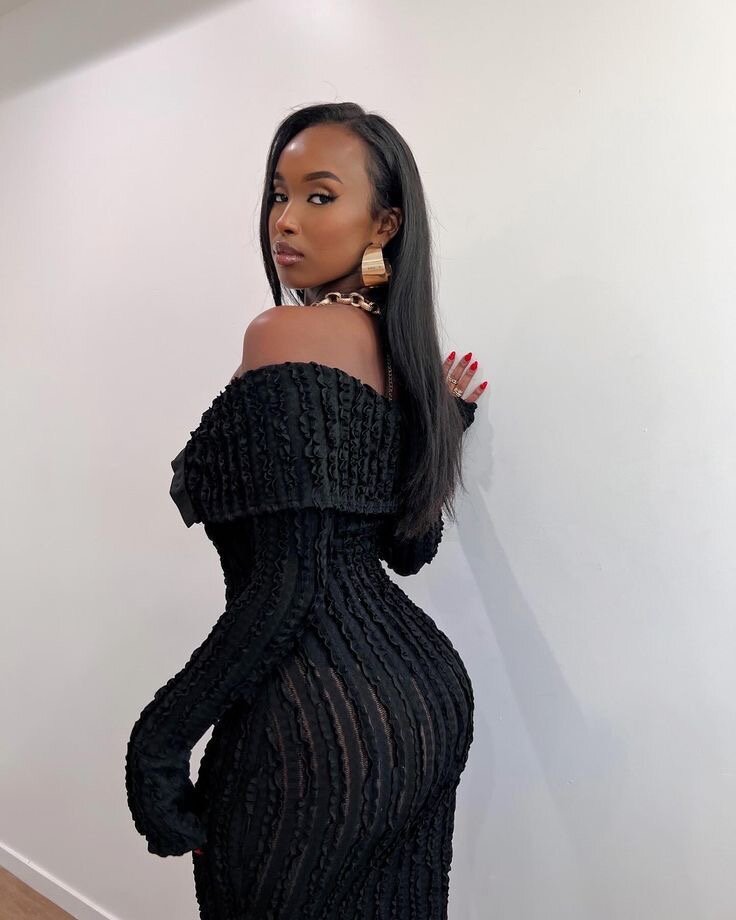 Robe élégante noire plissée