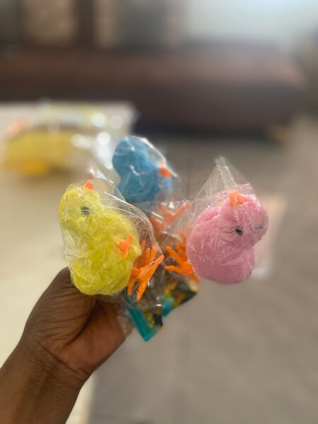 Oiseaux en peluche colorés