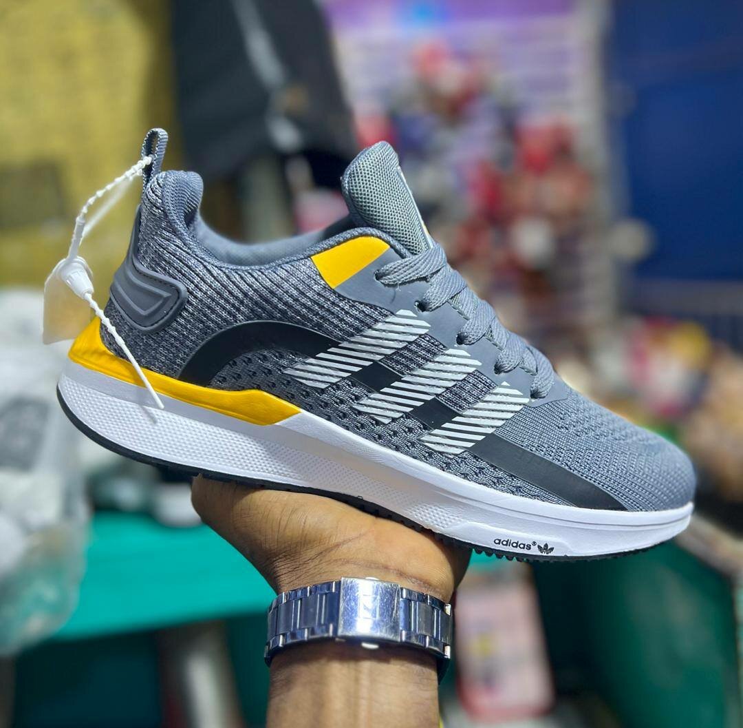 Chaussure adidas (idéal pour le sport)