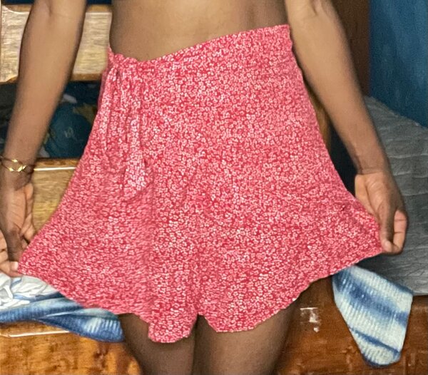 Jupe-short rouge à fleurs