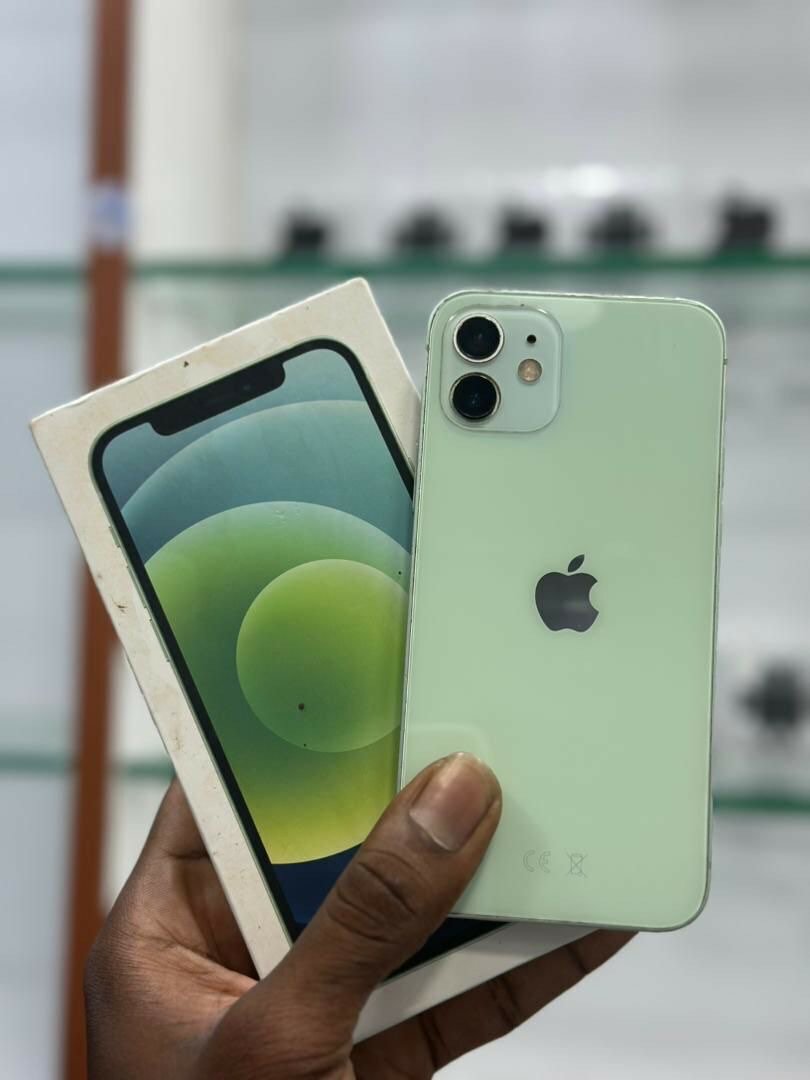 iPhone 12 64go quasi neuf avec son carton