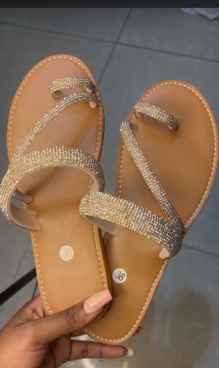 Sandales plates ornées