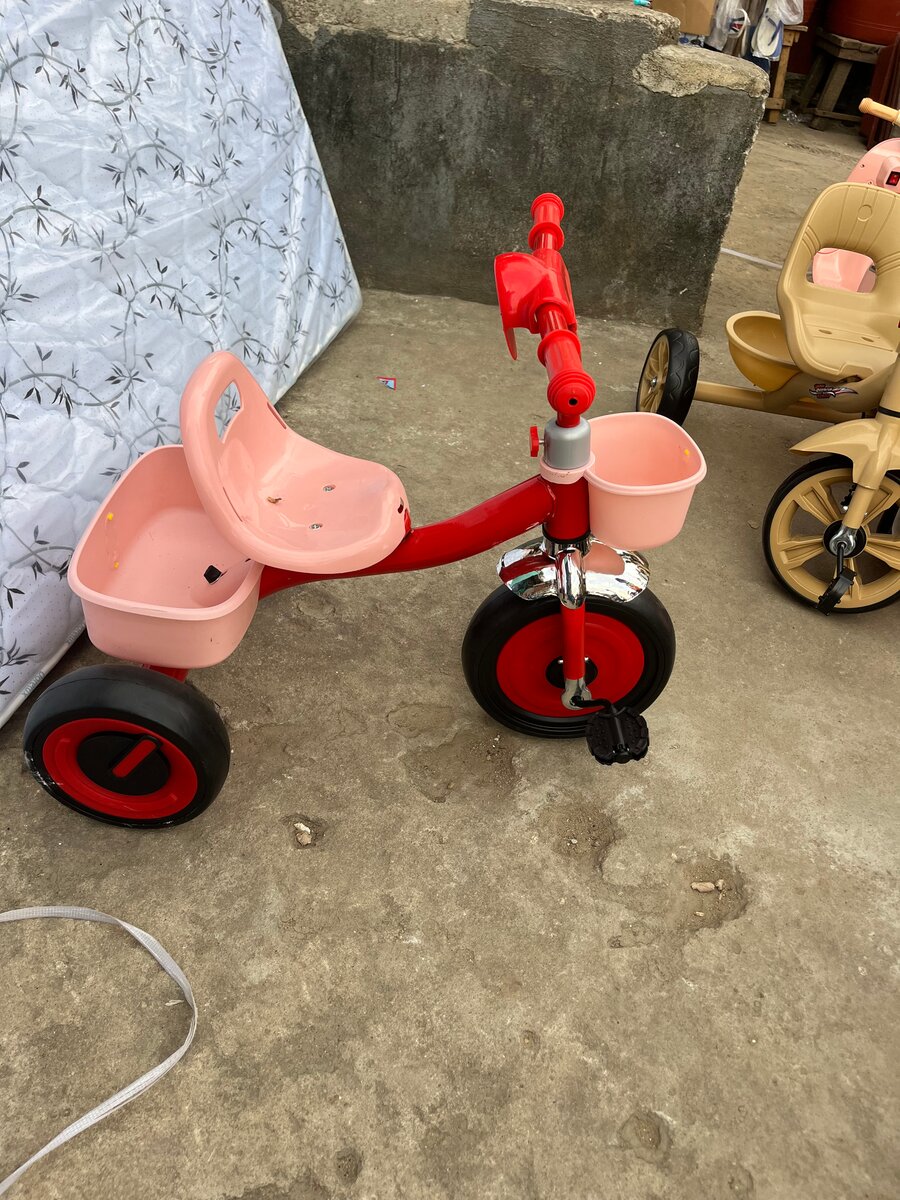 Tricycle enfant rouge rose