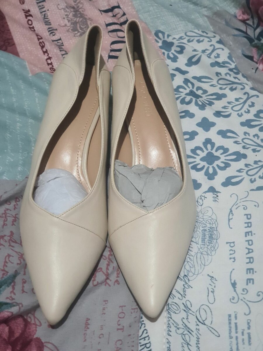 Cream coloured Kitten heeled pumps UK 8
