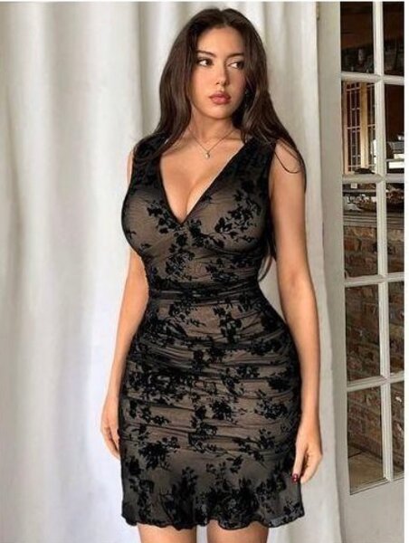 Robe noire en dentelle élégante