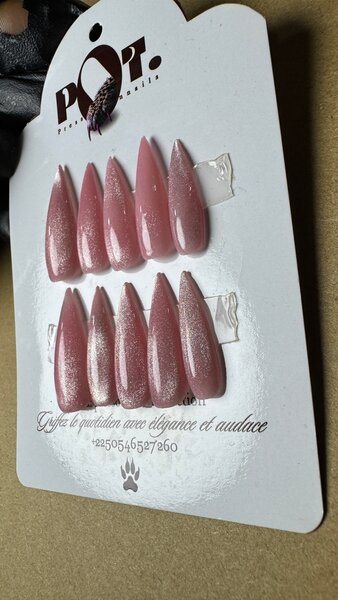 Ongles Faux Roses Élégants