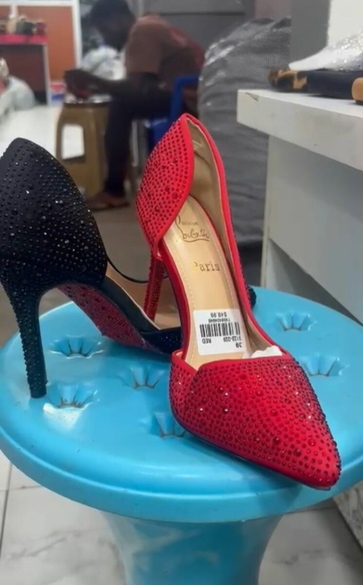 Escarpins à strass rouges et noirs élégants