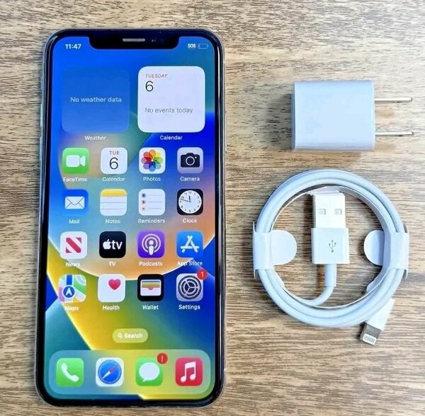 iPhone avec Chargeur et Câble