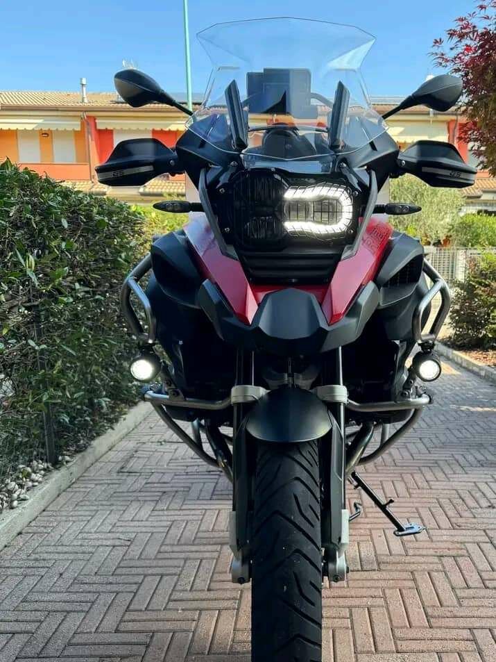 Moto aventure BMW GS rouge