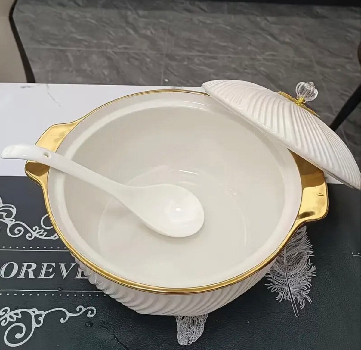 Soupière élégante à couvercle