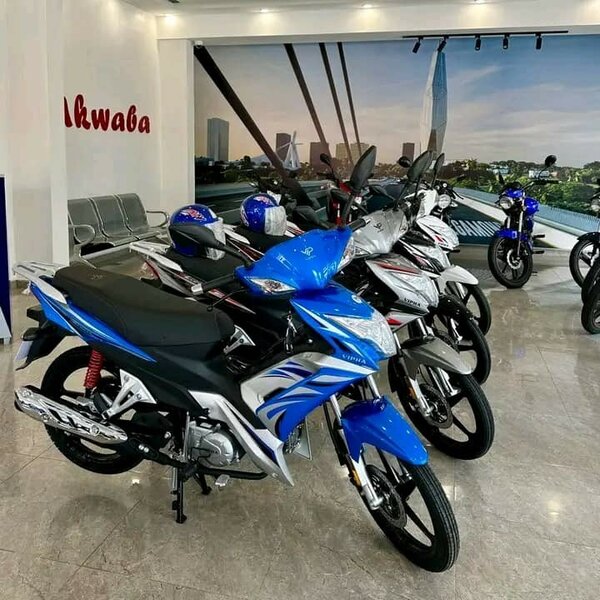Moto sportive bleue