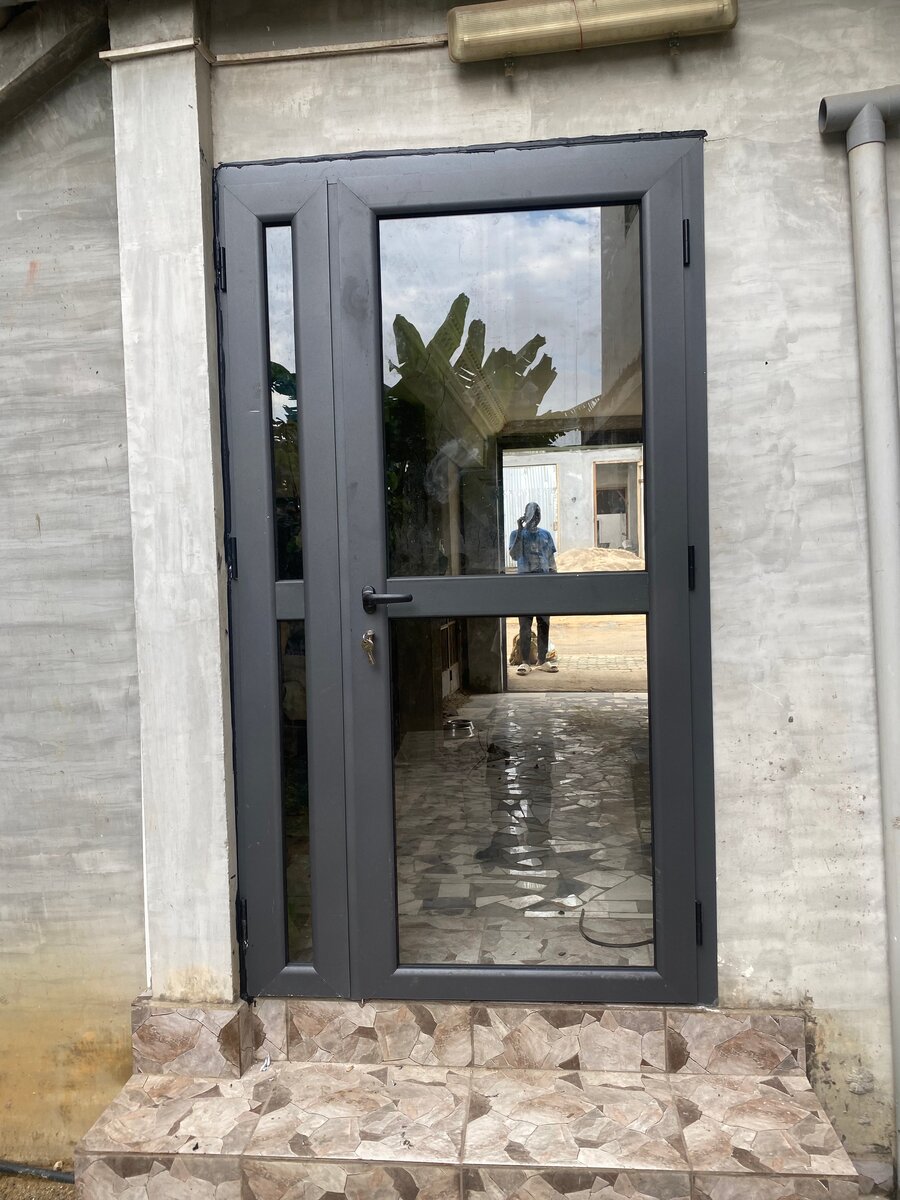 Porte en aluminium moderne