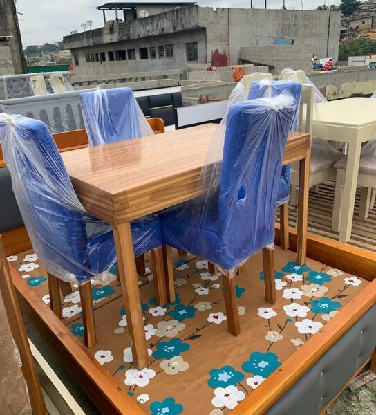 Ensemble table et chaises en bois
