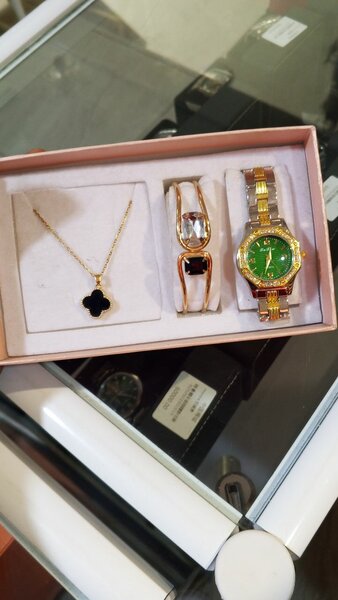 Ensemble Bijoux et Montre Élégants