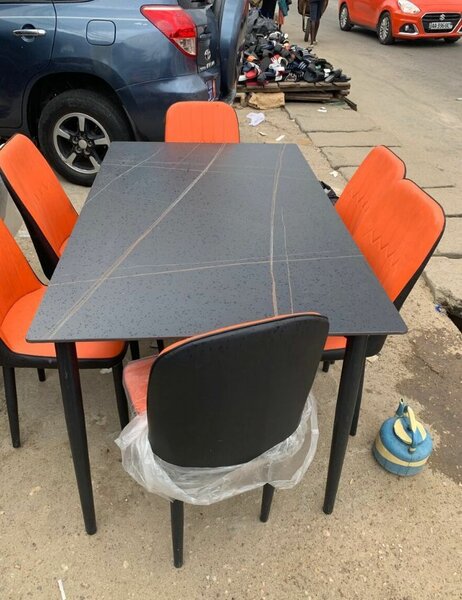 Table et chaises en plastique noir et orange