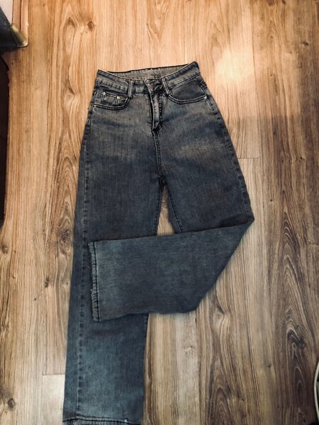 серые джинсы