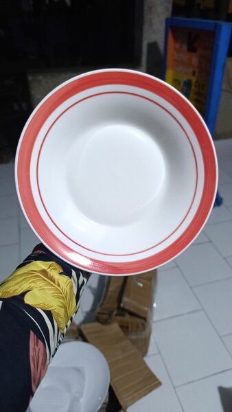 Assiettes en céramique colorée