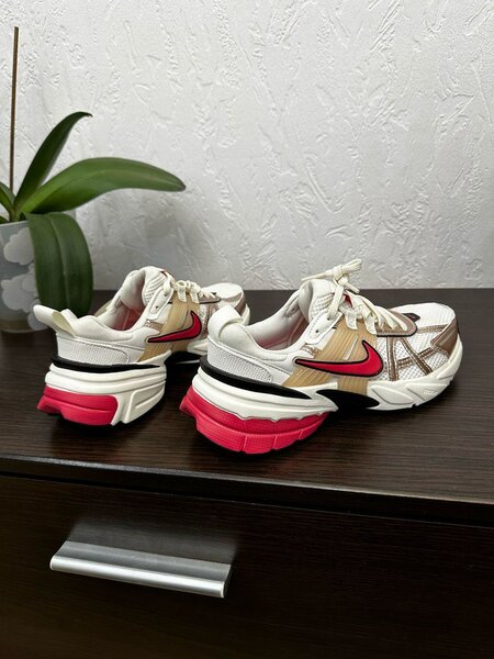 Продаю новый Nike V2K  размер 37,5 , заказывали с Америки,