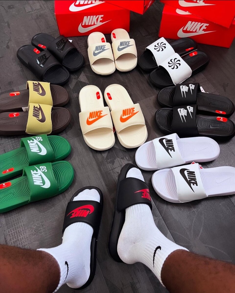 NIKE SLIDES