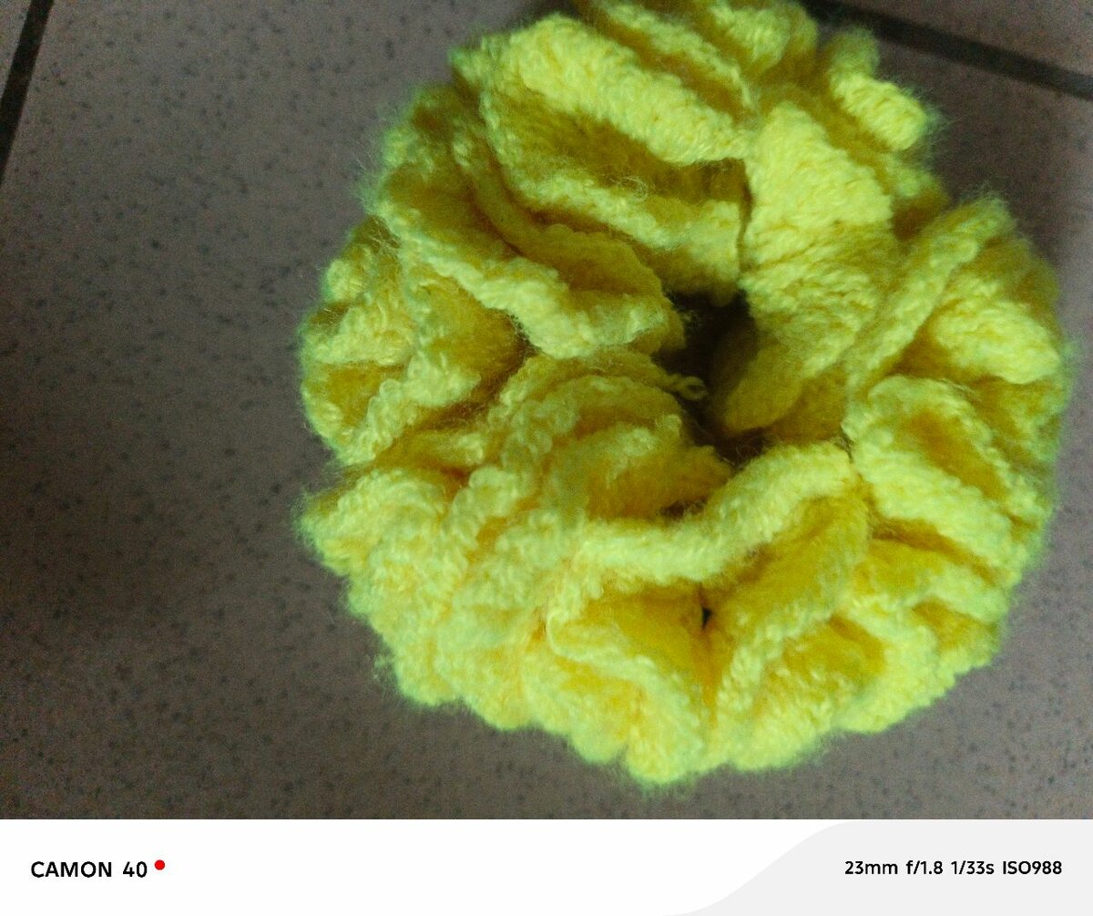Chouchou jaune en tricot doux