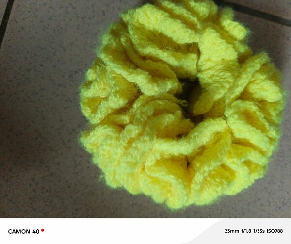 Chouchou jaune en tricot doux