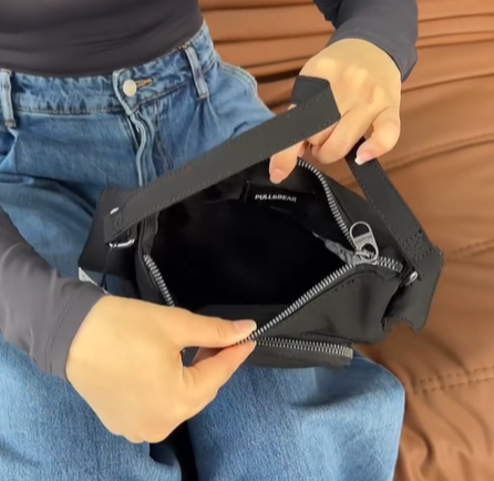 Трендовая сумочка багет от Pull&bear черная