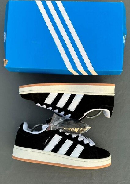 Baskets en daim noir et blanc