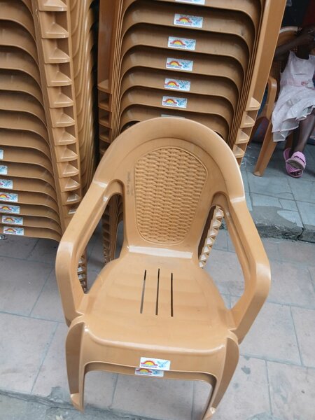 Chaises empilables en plastique