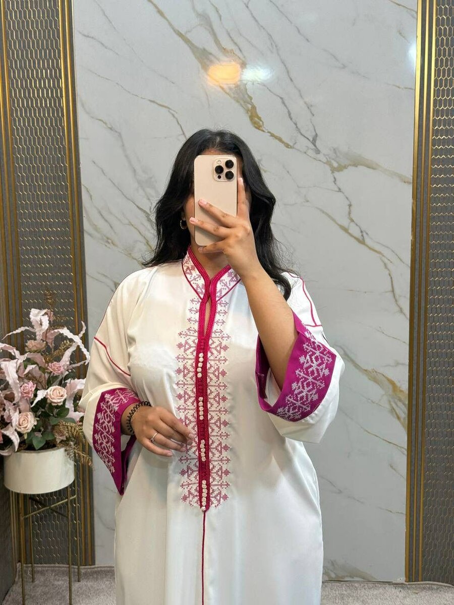 Robe élégante avec broderie