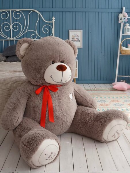 Плюшевый мишка с надписью на лапах I love you