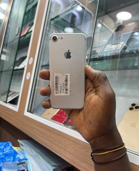 iPhone argent 64GB débloqué